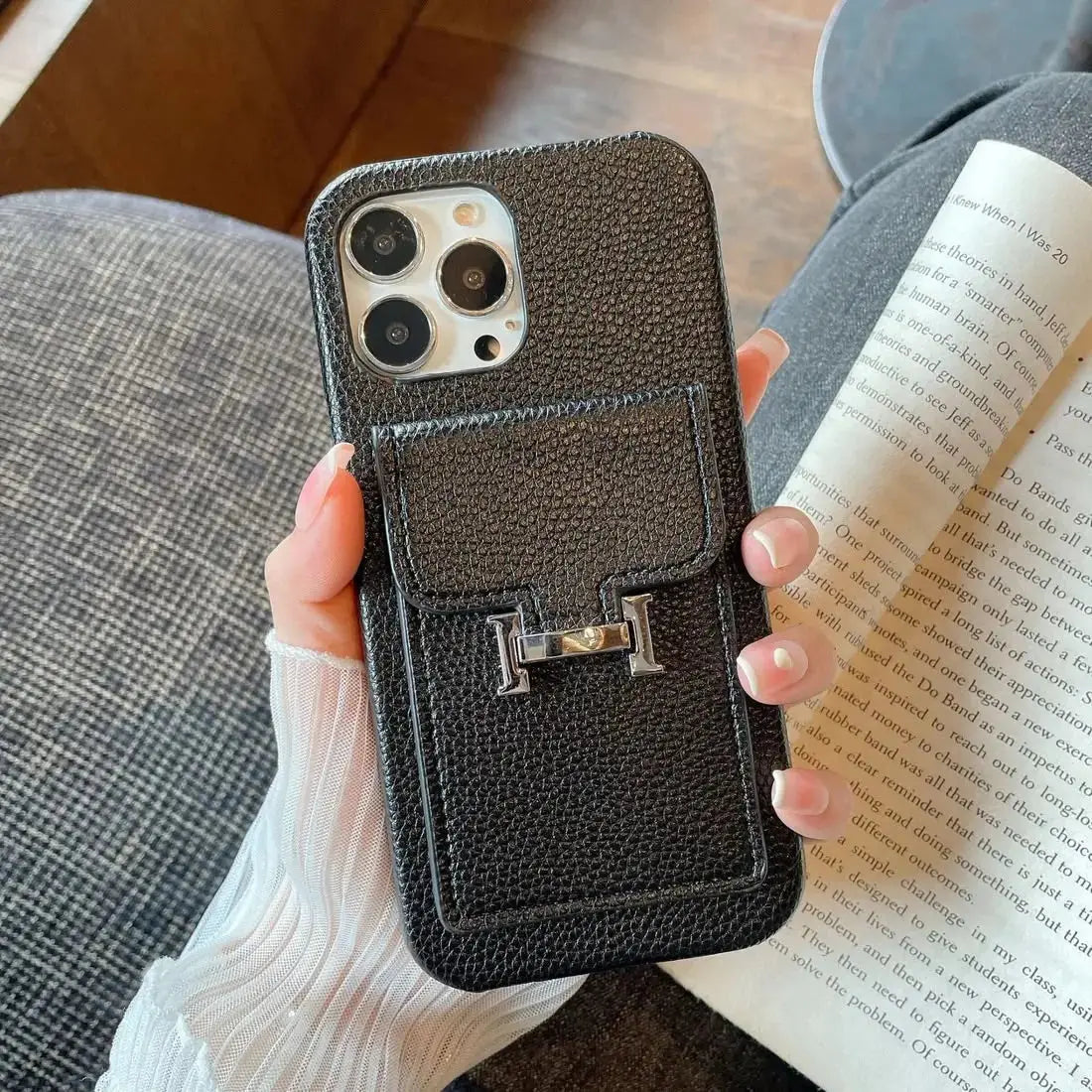 Le Noir Hermès iPhone 17 Pro Max Case with Cardholder BREATHE