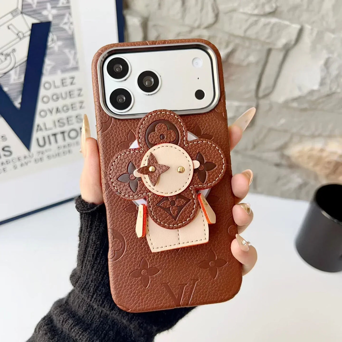 Louis Vuitton iPhone 18 Pro Case MagSafe Leather with Flower Grip – Gray