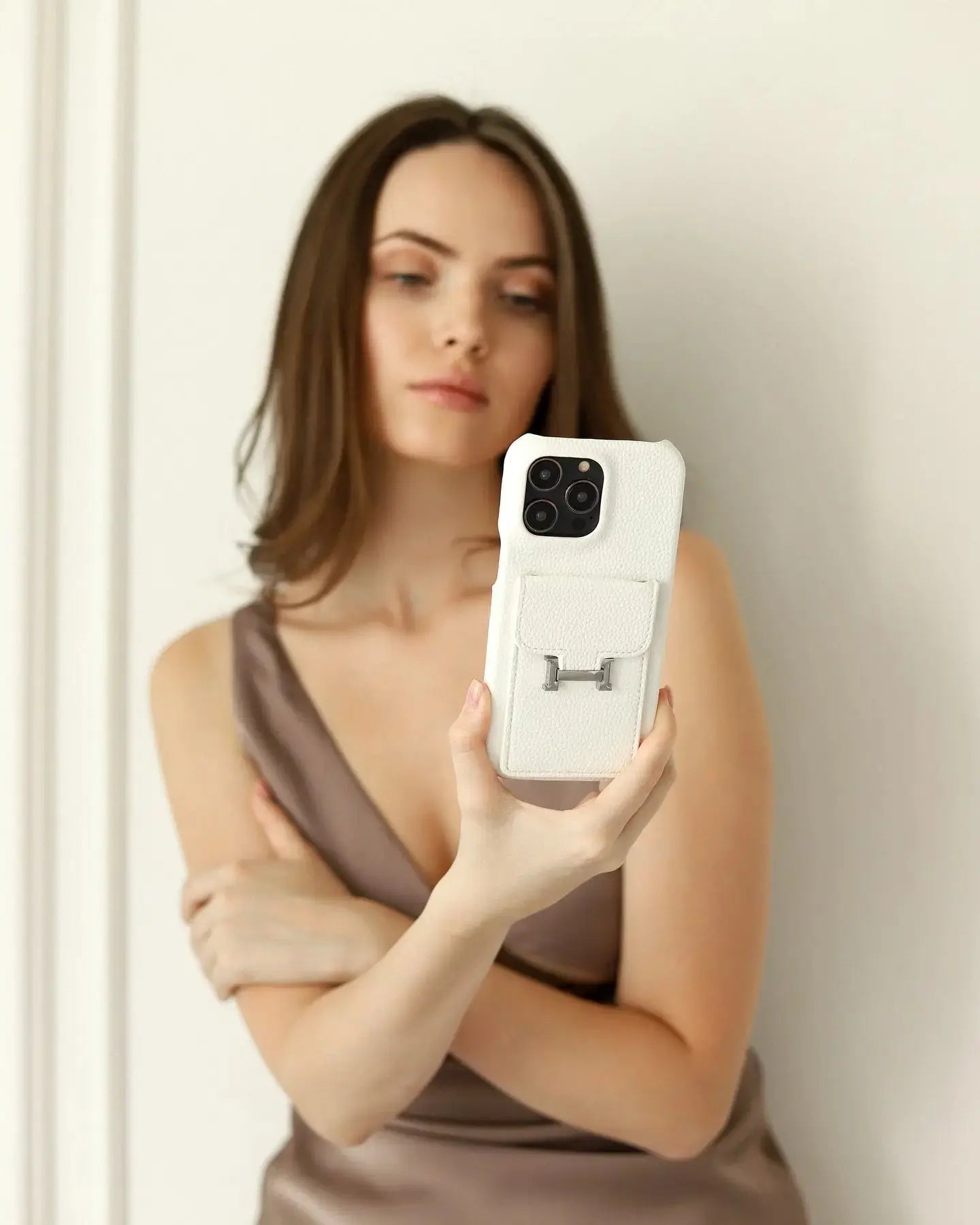 Le Blanc Hermès iPhone 17 Pro Max Case with Cardholder BREATHE