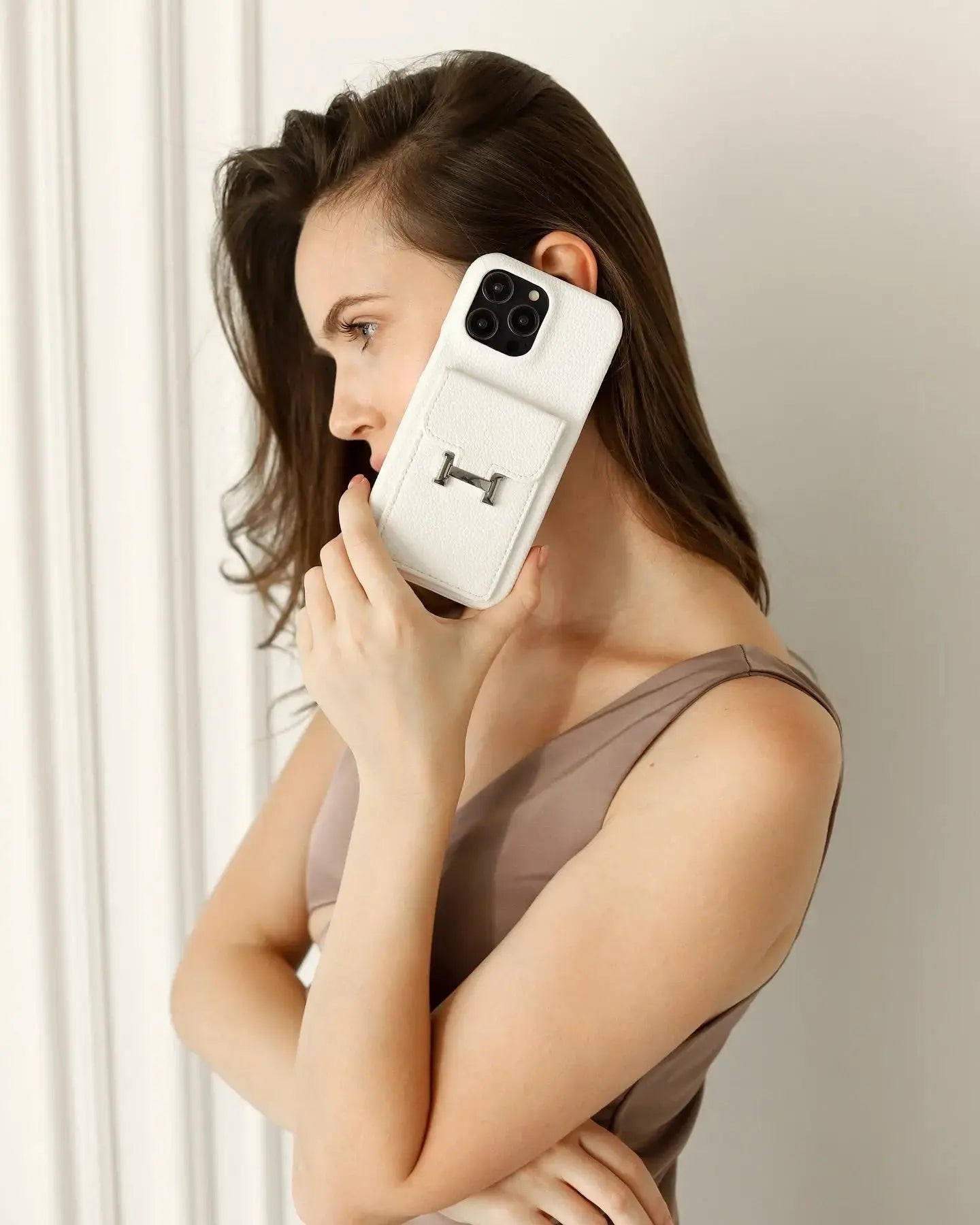 Le Blanc Hermès iPhone 17 Pro Max Case with Cardholder BREATHE