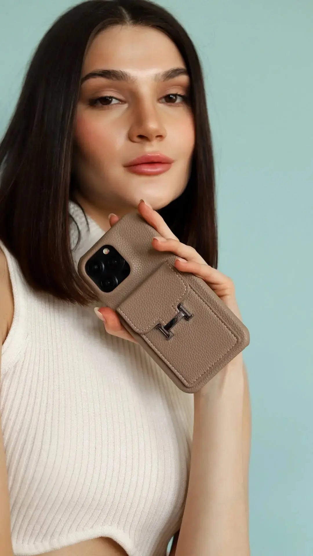 Le Sable Hermès iPhone 17 Pro Max Case with Cardholder BREATHE